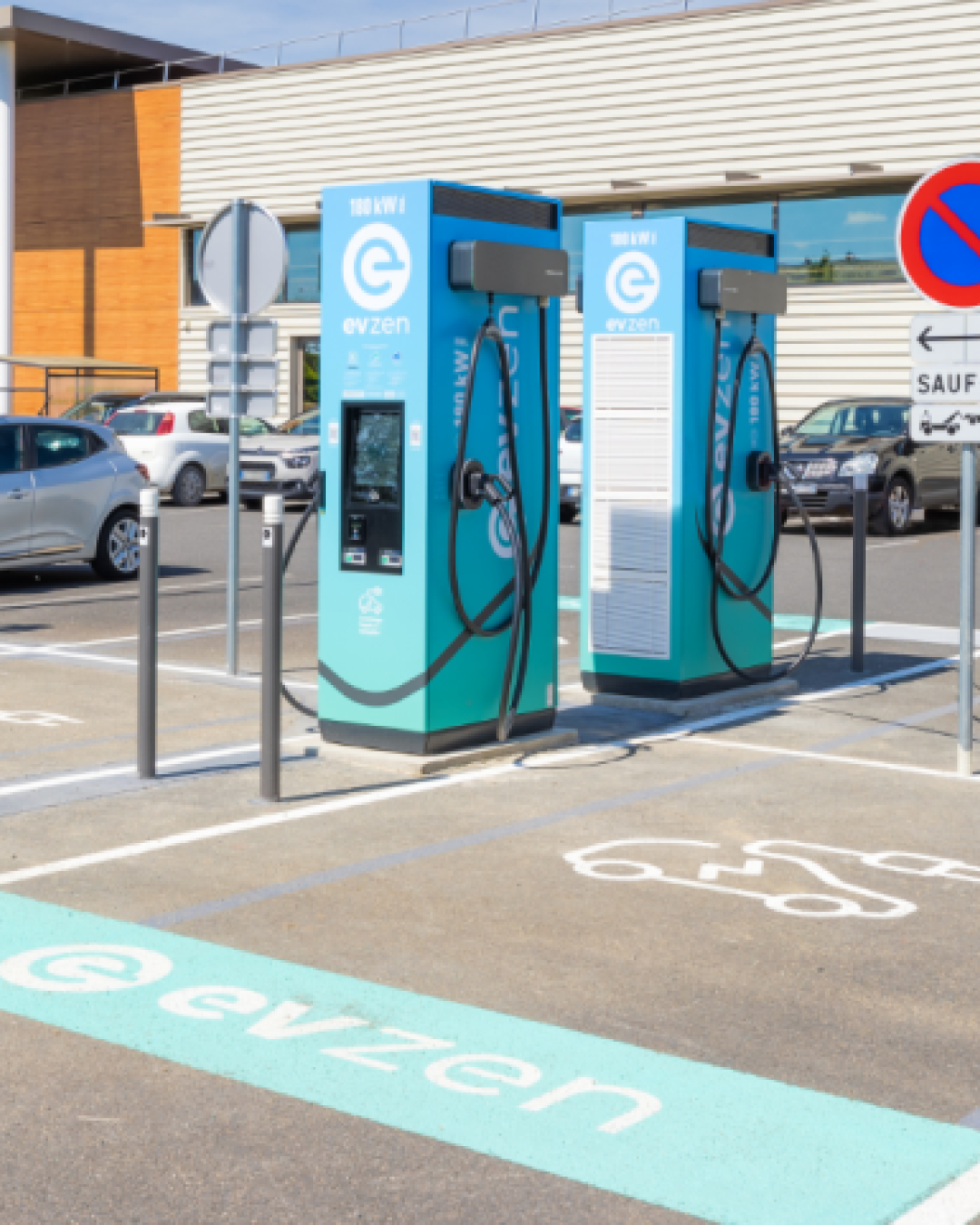 Image Bornes de recharge sur un parking ouvert au public : Quels avantages pour votre établissement ?