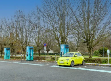 Voitures électriques et voyages longue distance : les bonnes pratiques pour une expérience sans stress