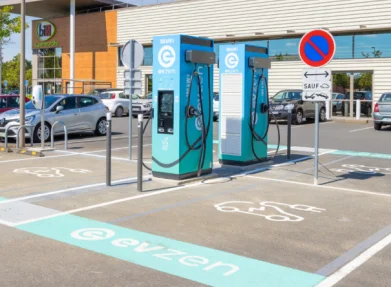 Bornes de recharge sur un parking ouvert au public : Quels avantages pour votre établissement ?