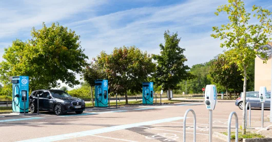 Bornes de recharge sur un parking ouvert au public : Quels avantages pour votre établissement ?