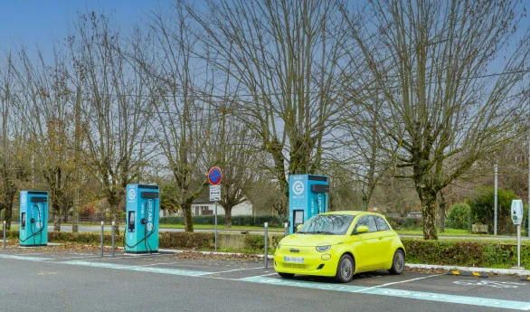 Voitures électriques et voyages longue distance : les bonnes pratiques pour une expérience sans stress