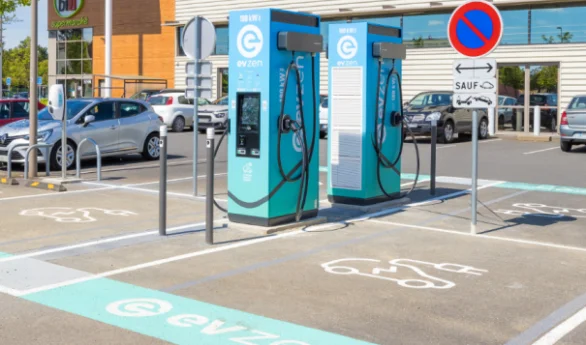 Bornes de recharge sur un parking ouvert au public : Quels avantages pour votre établissement ?